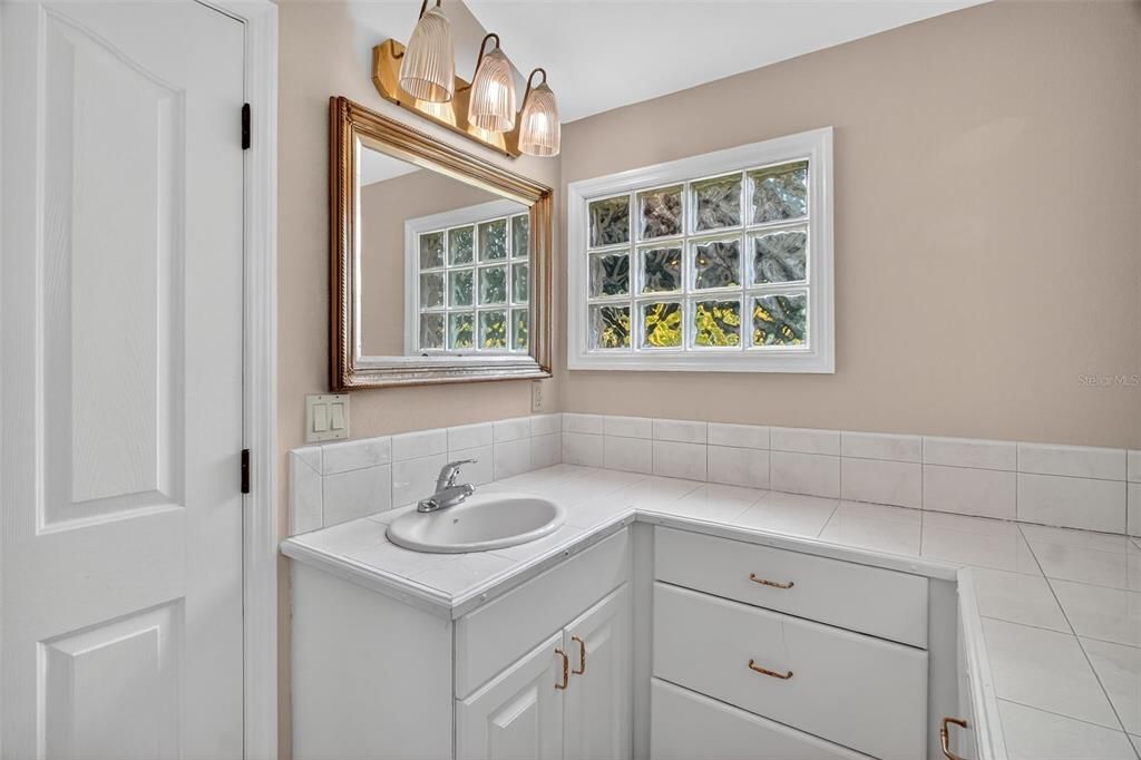 For Rent: $2,500 (2 beds, 1 baths, 1048 Square Feet)