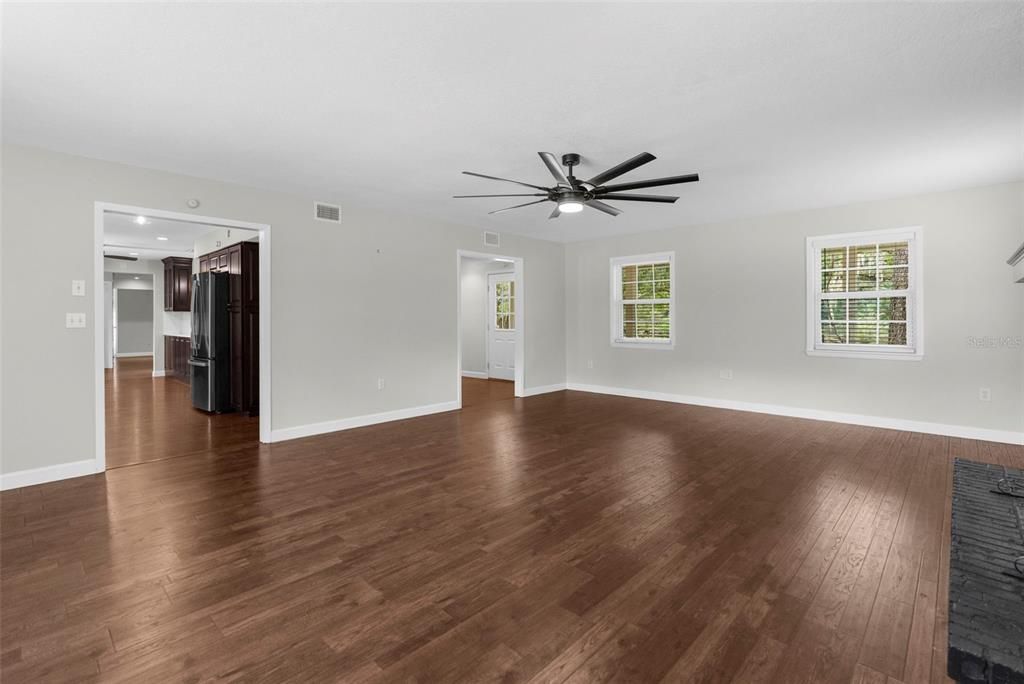 En Venta: $749,000 (4 camas, 3 baños, 3476 Pies cuadrados)