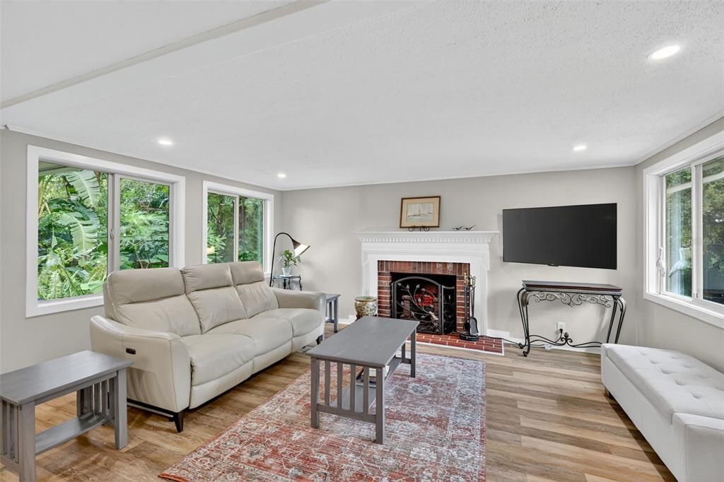 Active With Contract: $485,000 (3 beds, 2 baths, 1733 Square Feet)