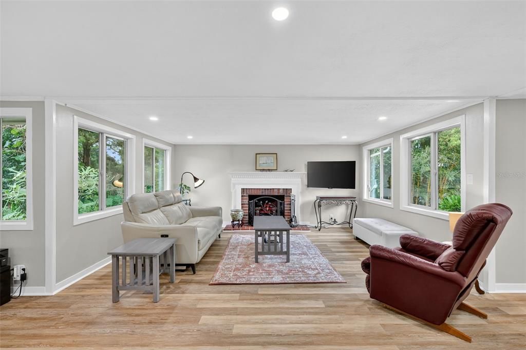 Active With Contract: $485,000 (3 beds, 2 baths, 1733 Square Feet)