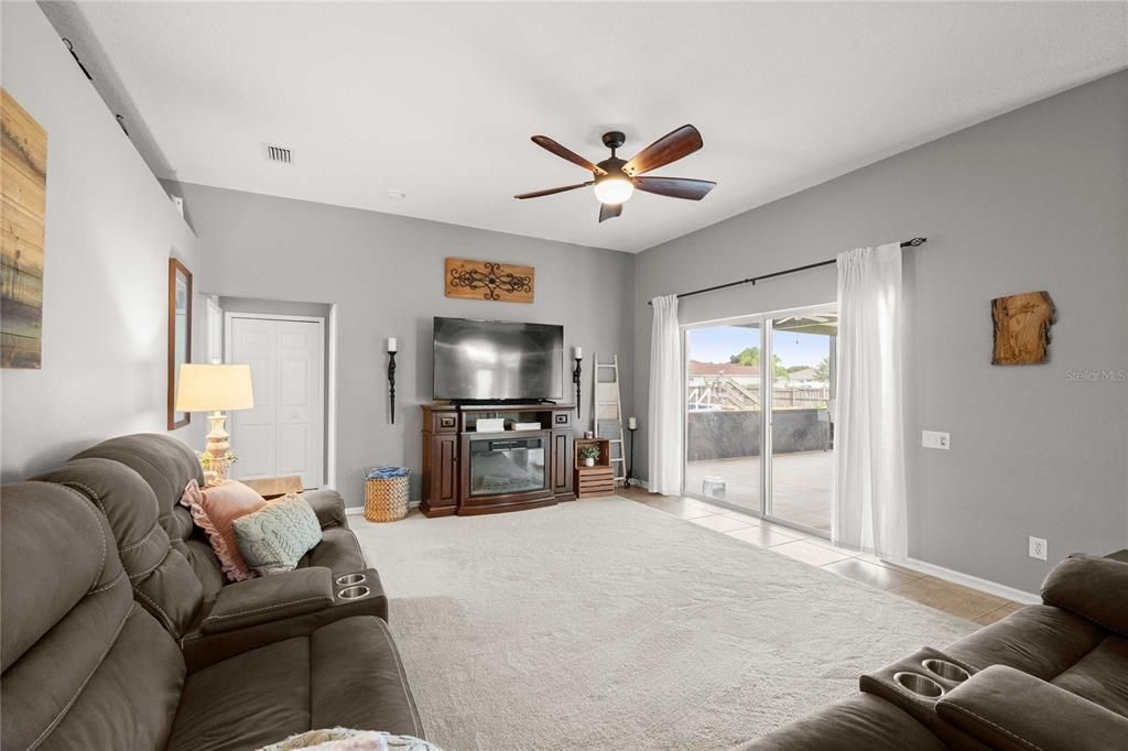 На продажу: $679,900 (4 спален, 3 ванн, 2427 Квадратных фут)