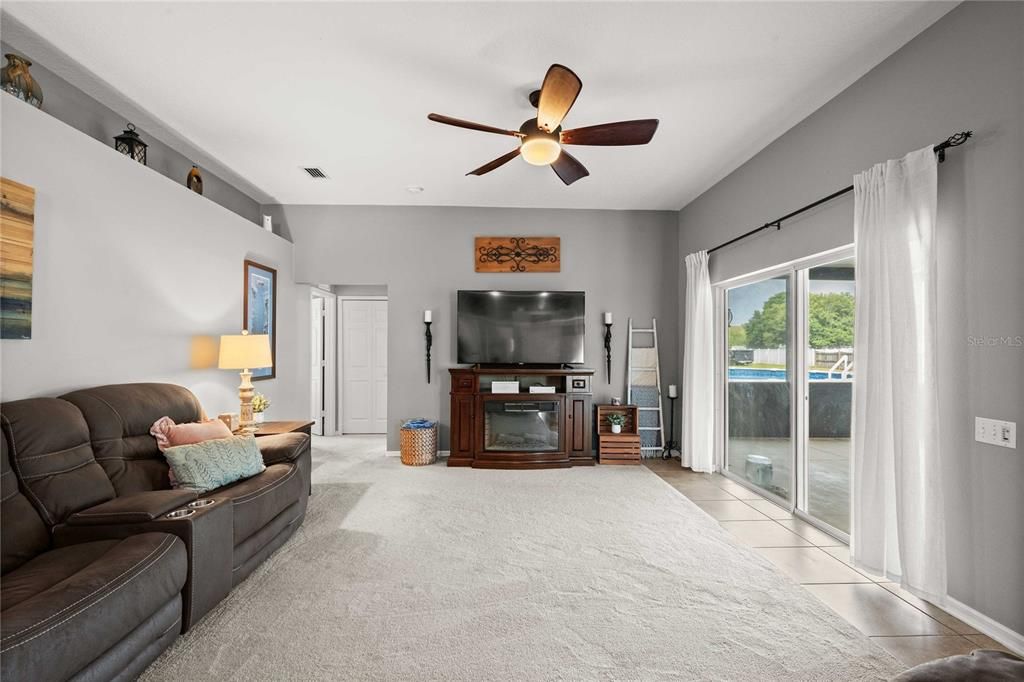 На продажу: $679,900 (4 спален, 3 ванн, 2427 Квадратных фут)