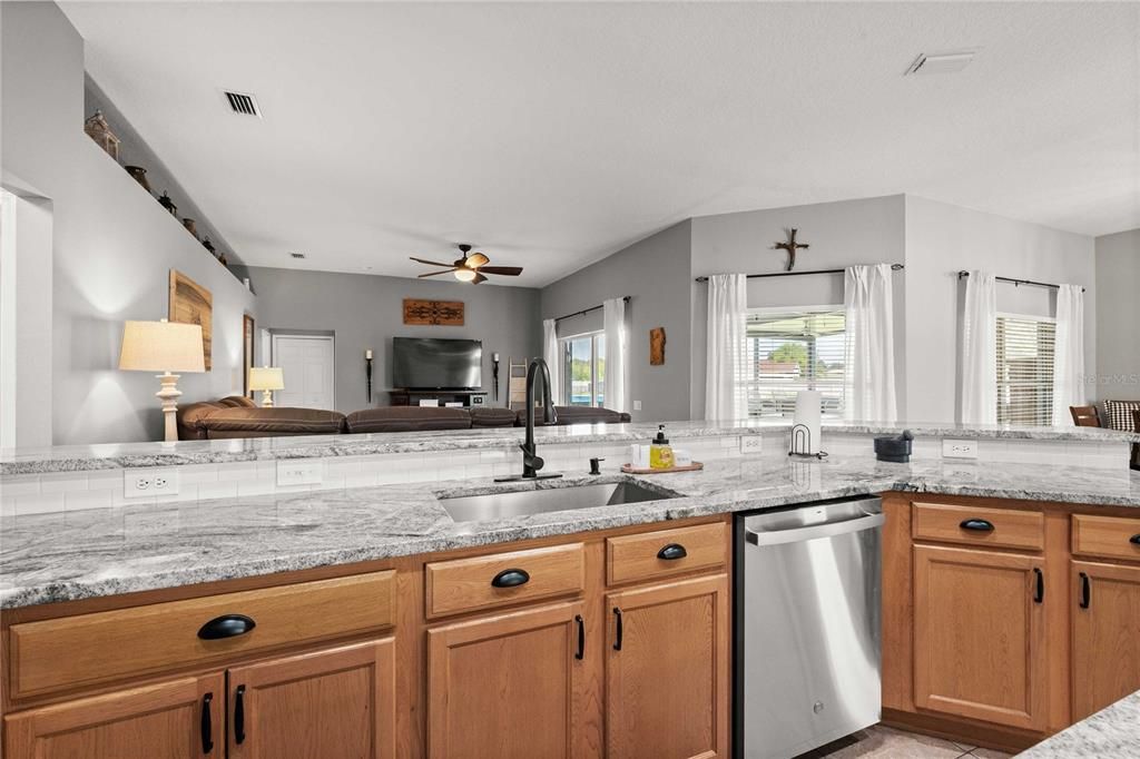 На продажу: $679,900 (4 спален, 3 ванн, 2427 Квадратных фут)