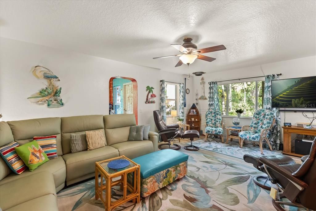 待售: $749,000 (2 贝兹, 1 浴室, 1118 平方英尺)