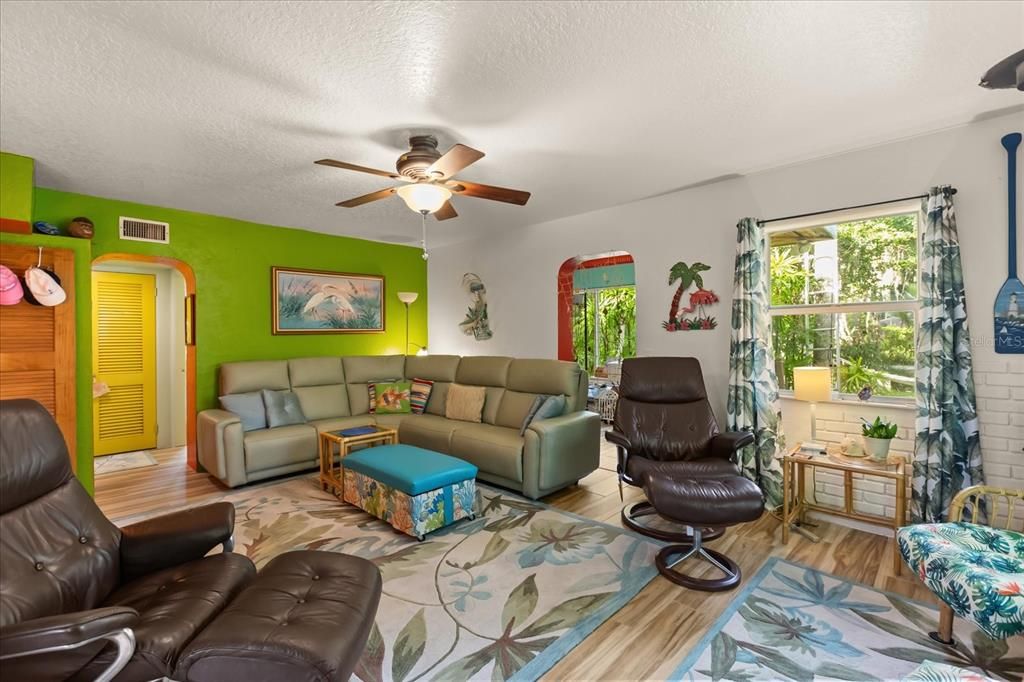 待售: $749,000 (2 贝兹, 1 浴室, 1118 平方英尺)