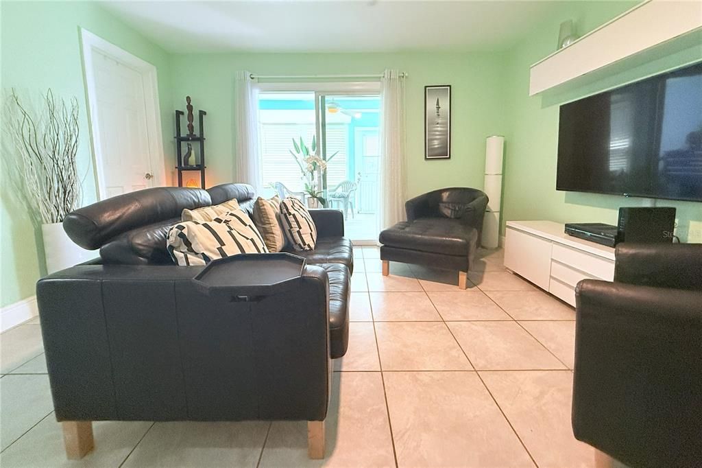 Active With Contract: $139,000 (2 beds, 1 baths, 726 Square Feet)