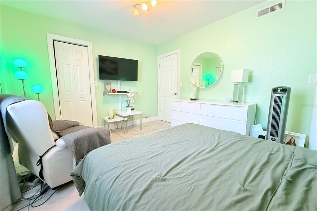 Active With Contract: $139,000 (2 beds, 1 baths, 726 Square Feet)