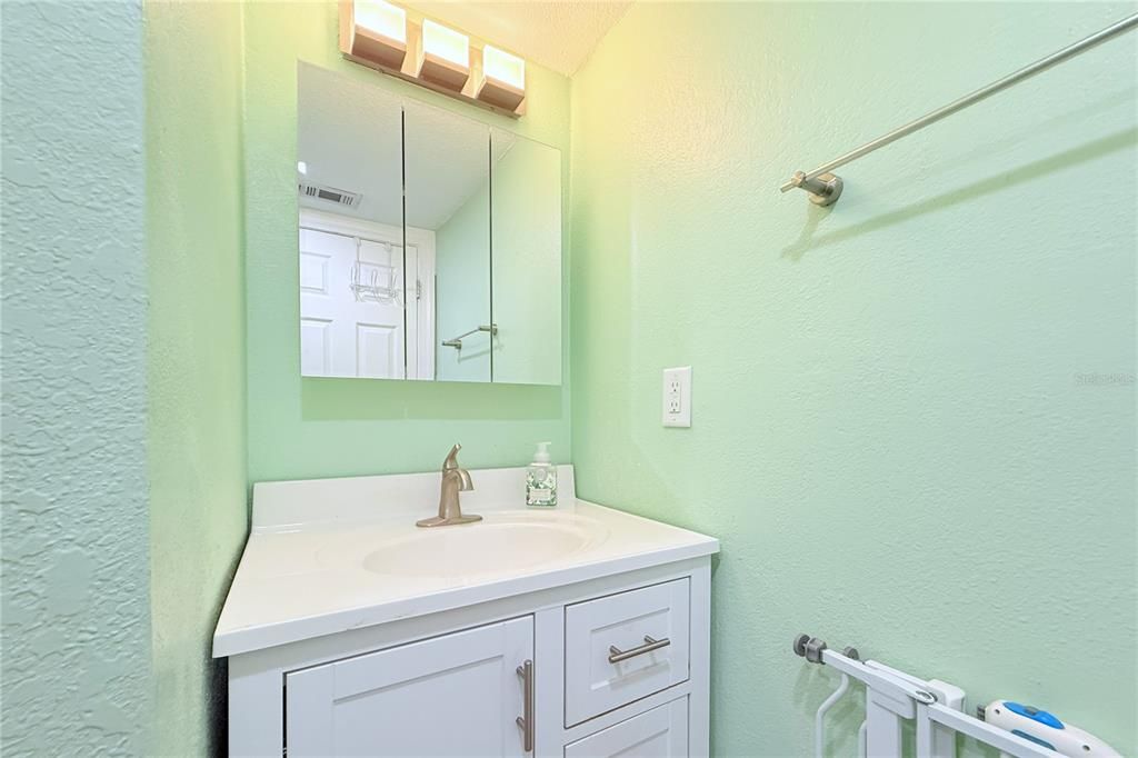 Active With Contract: $139,000 (2 beds, 1 baths, 726 Square Feet)