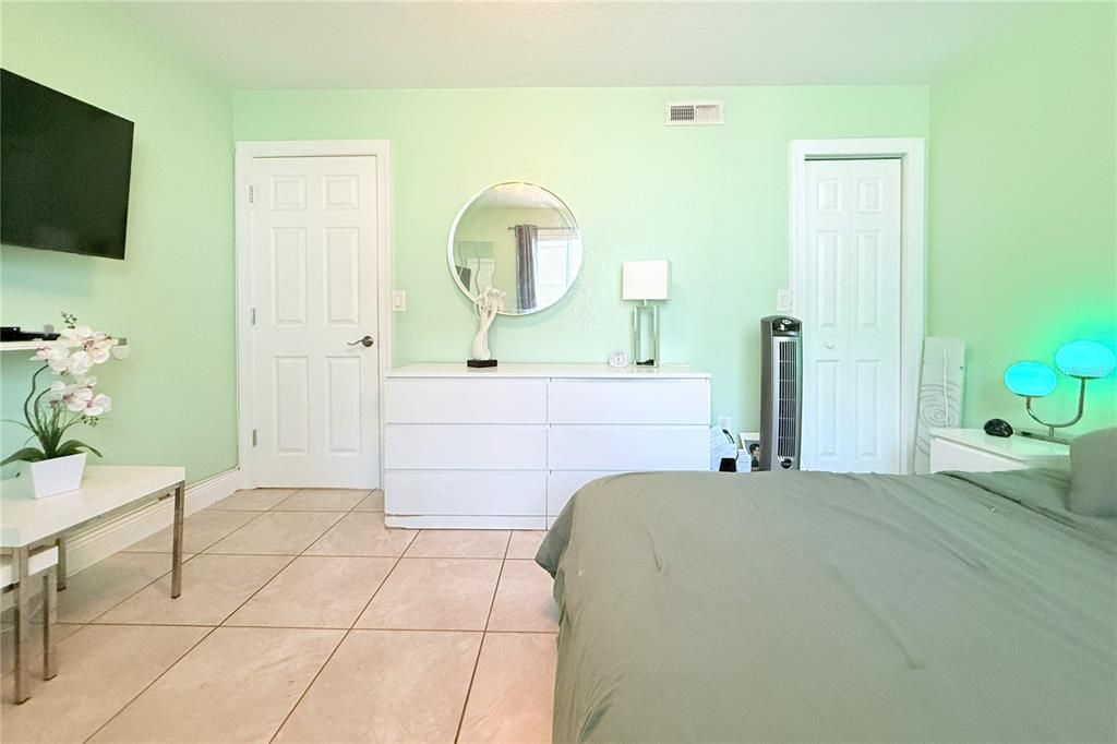 Active With Contract: $139,000 (2 beds, 1 baths, 726 Square Feet)