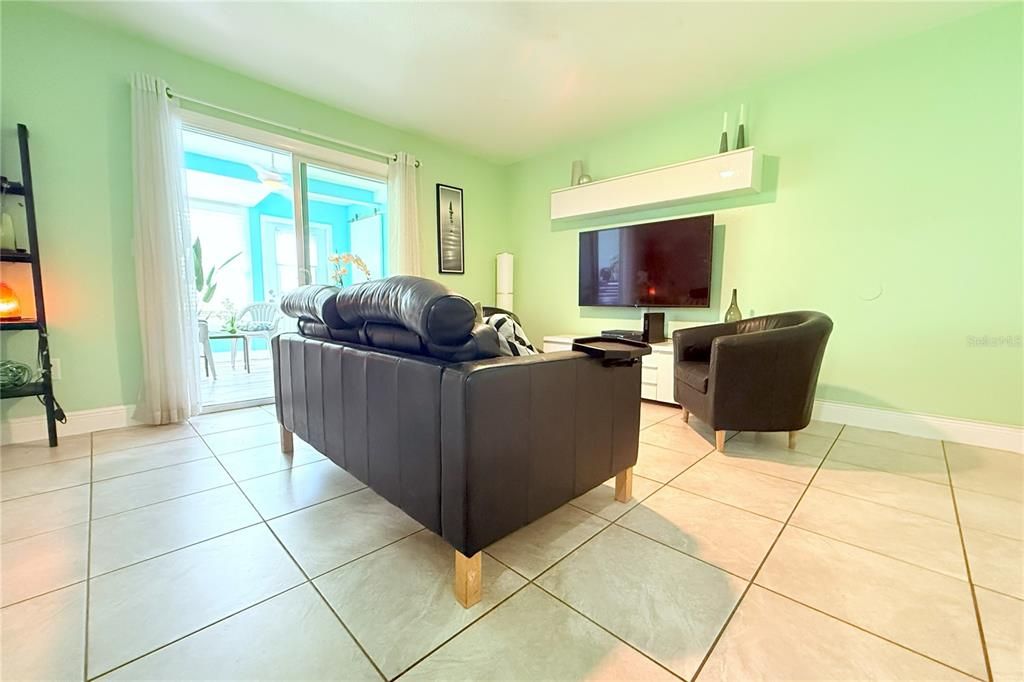 Active With Contract: $139,000 (2 beds, 1 baths, 726 Square Feet)