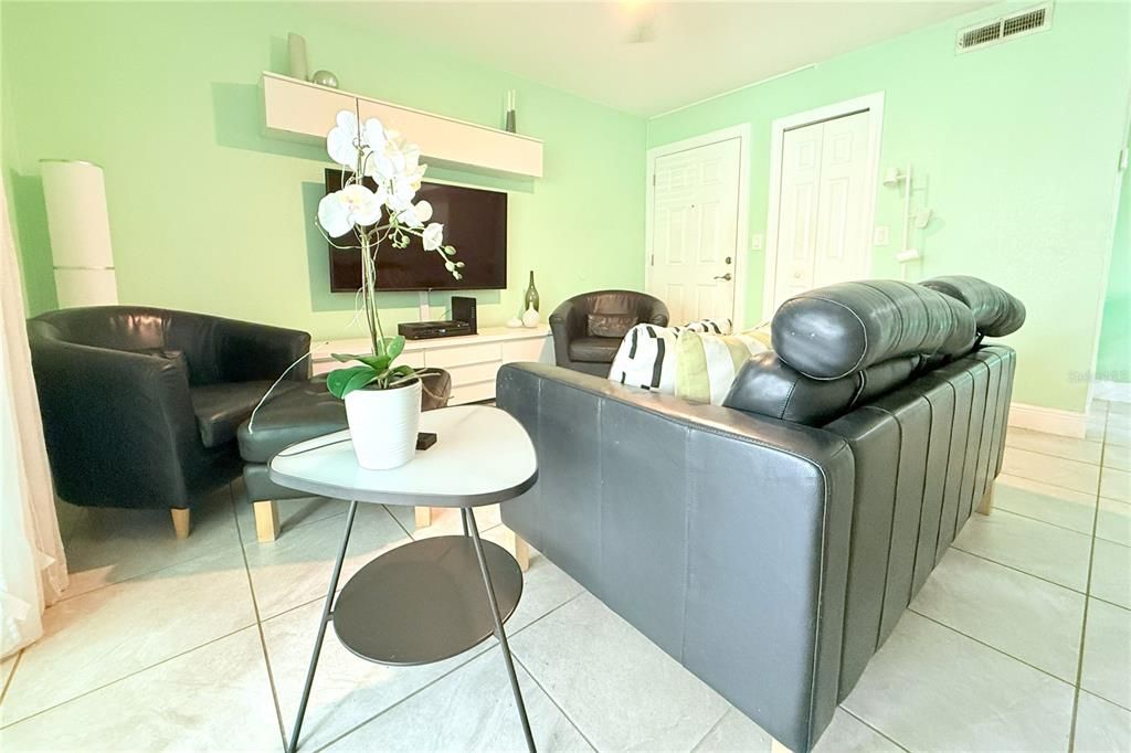 Active With Contract: $139,000 (2 beds, 1 baths, 726 Square Feet)