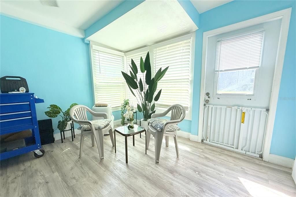 Active With Contract: $139,000 (2 beds, 1 baths, 726 Square Feet)