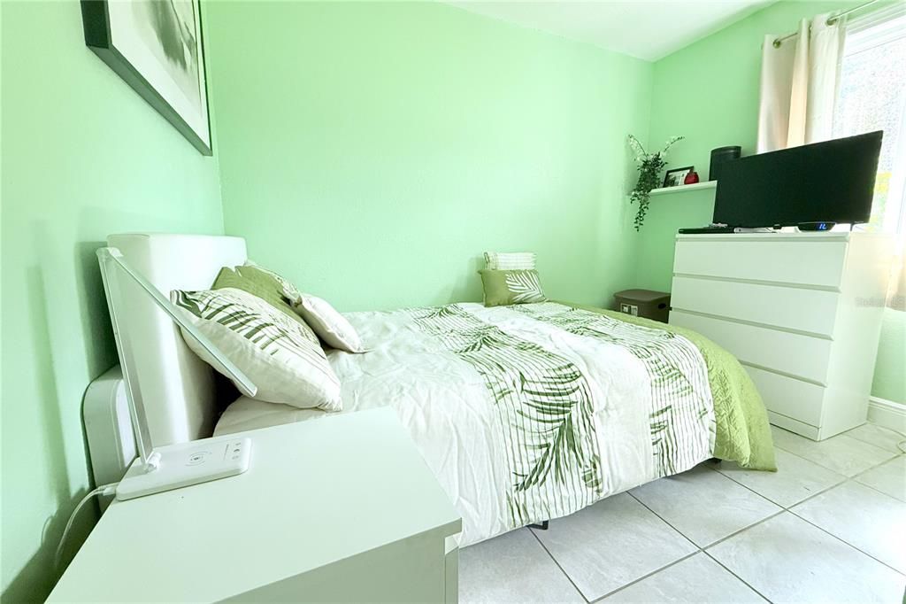 Active With Contract: $139,000 (2 beds, 1 baths, 726 Square Feet)