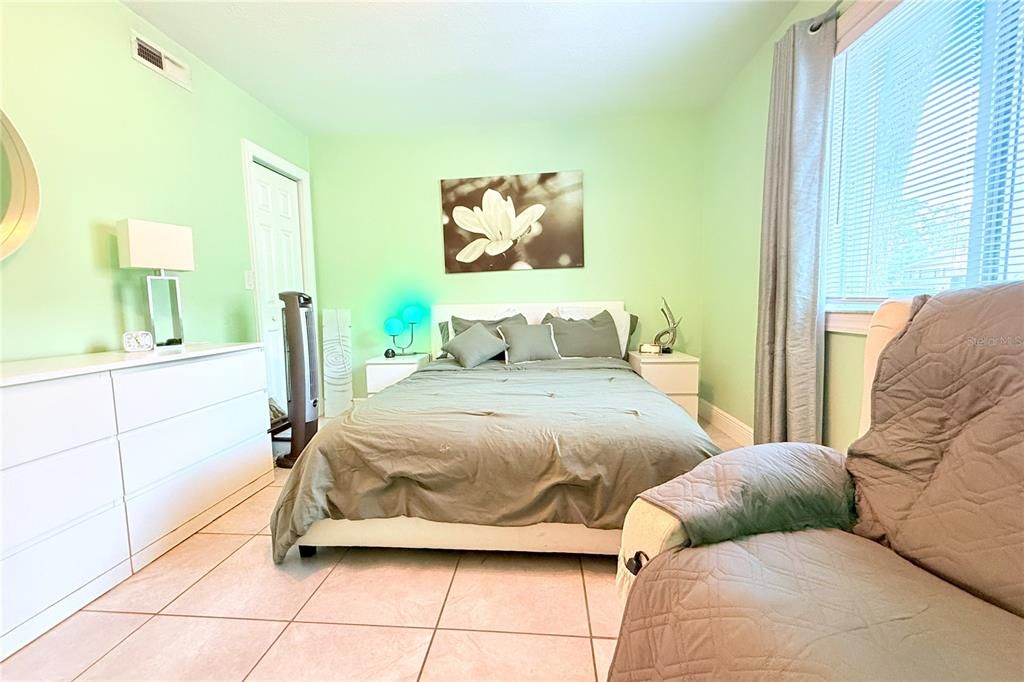 Active With Contract: $139,000 (2 beds, 1 baths, 726 Square Feet)