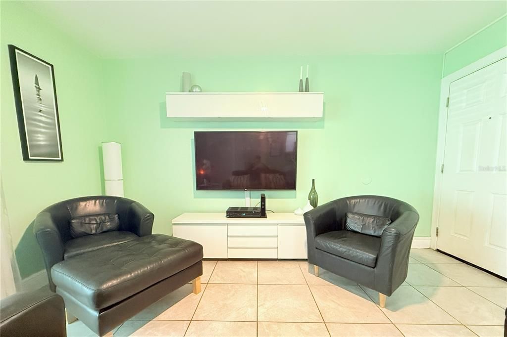 Active With Contract: $139,000 (2 beds, 1 baths, 726 Square Feet)