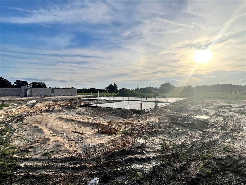 合同活跃: $418,050 (4 贝兹, 2 浴室, 2330 平方英尺)