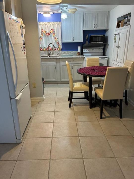 合同活跃: $224,900 (2 贝兹, 2 浴室, 1026 平方英尺)