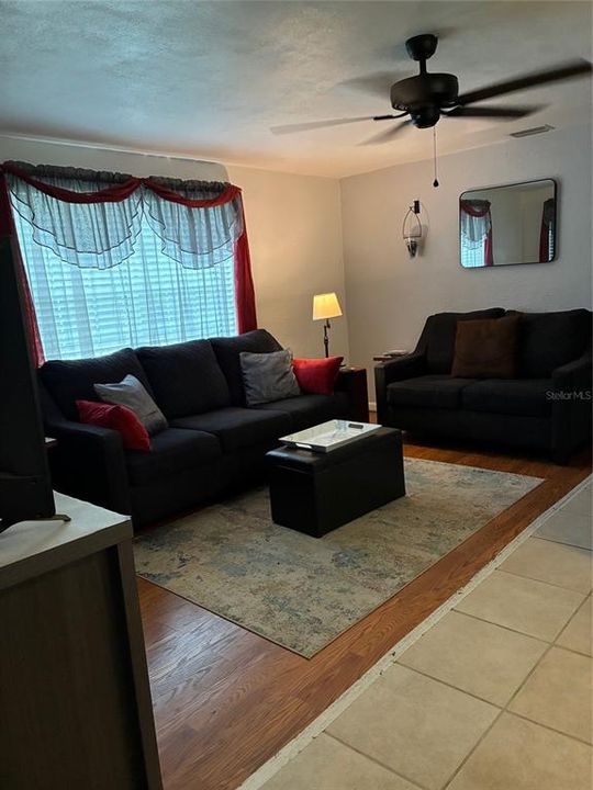 合同活跃: $224,900 (2 贝兹, 2 浴室, 1026 平方英尺)