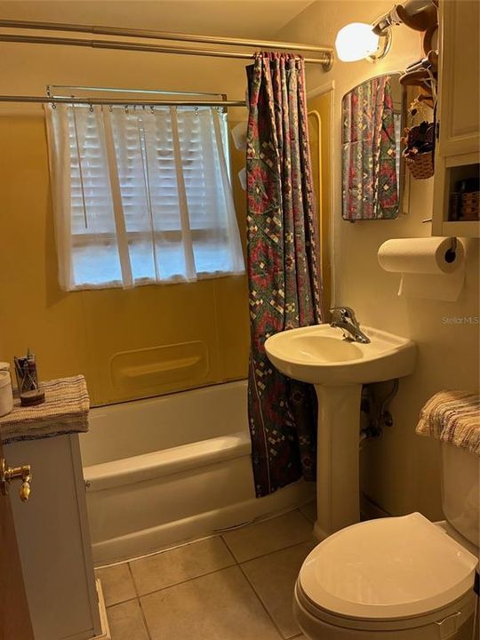 合同活跃: $224,900 (2 贝兹, 2 浴室, 1026 平方英尺)