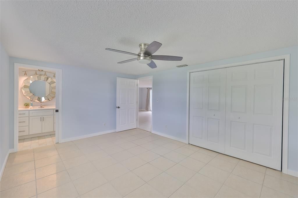 Activo con contrato: $2,600 (2 camas, 2 baños, 1296 Pies cuadrados)