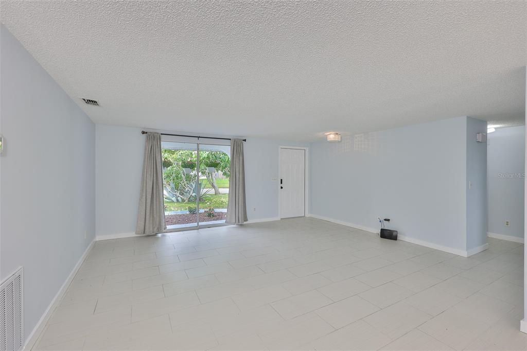 Activo con contrato: $2,600 (2 camas, 2 baños, 1296 Pies cuadrados)