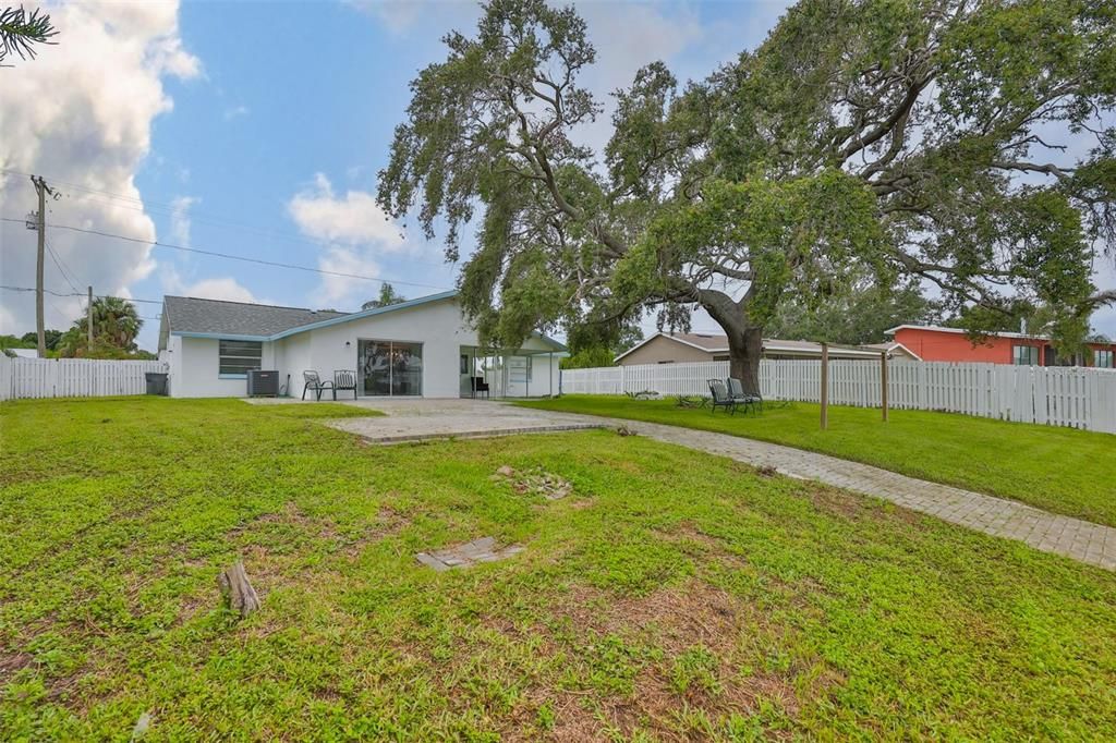 Activo con contrato: $2,600 (2 camas, 2 baños, 1296 Pies cuadrados)