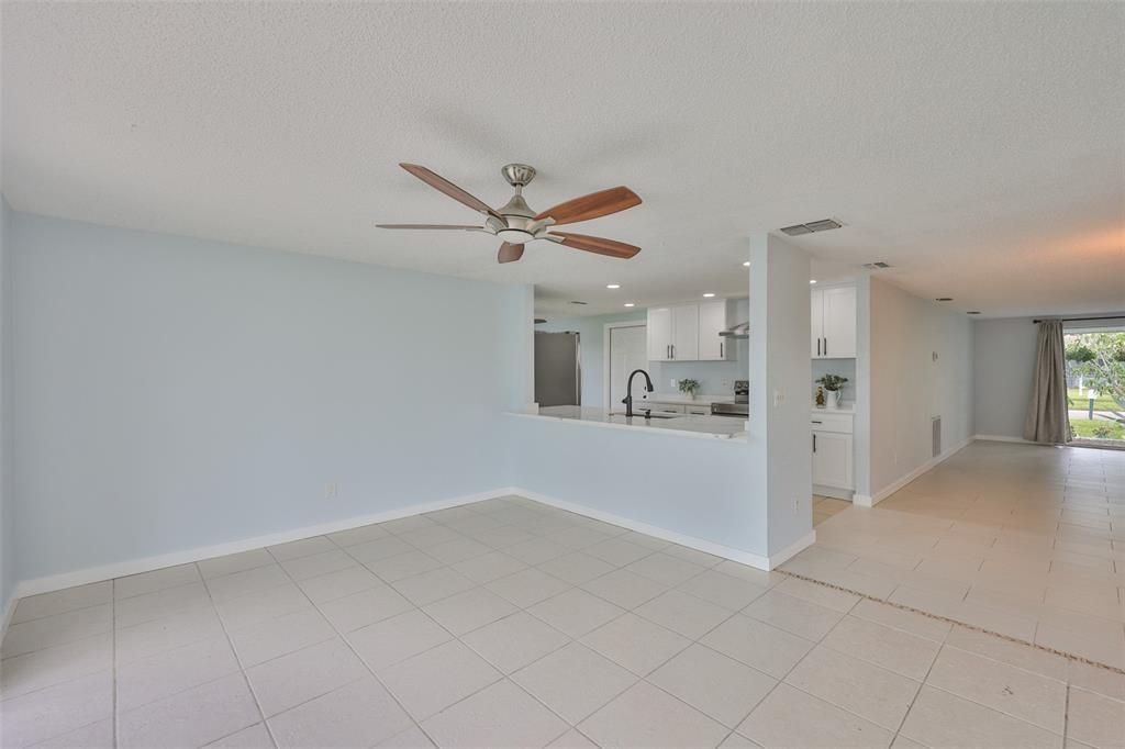 Activo con contrato: $2,600 (2 camas, 2 baños, 1296 Pies cuadrados)