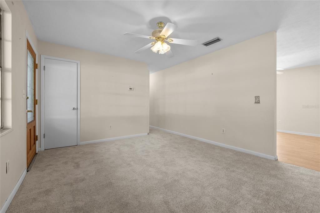 Под контрактом: $224,500 (3 спален, 1 ванн, 1128 Квадратных фут)