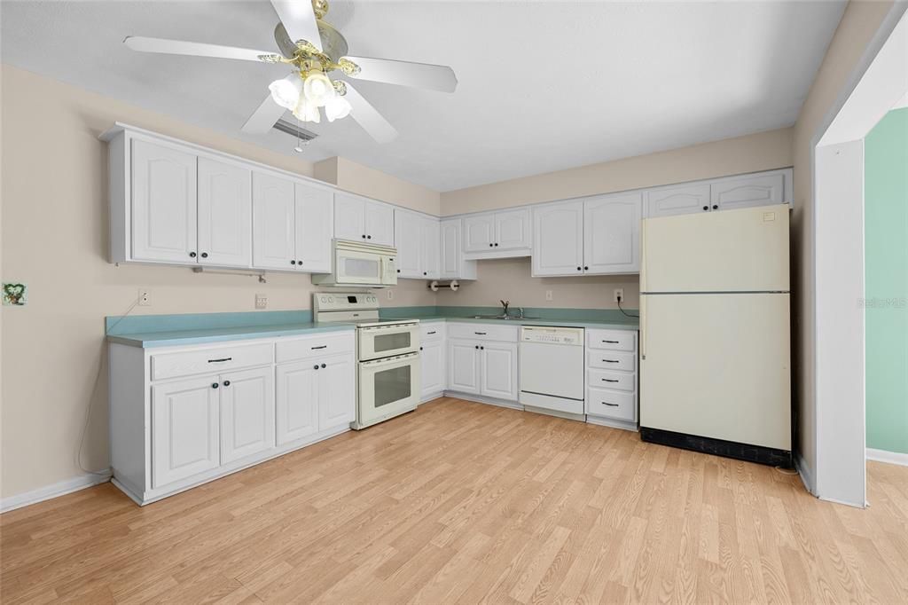 Под контрактом: $224,500 (3 спален, 1 ванн, 1128 Квадратных фут)