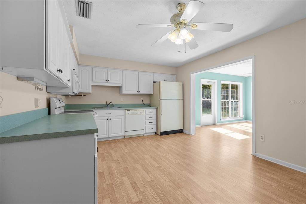 Под контрактом: $224,500 (3 спален, 1 ванн, 1128 Квадратных фут)