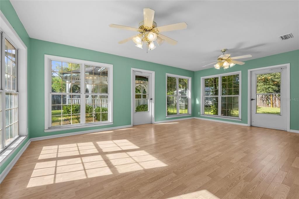 Под контрактом: $224,500 (3 спален, 1 ванн, 1128 Квадратных фут)