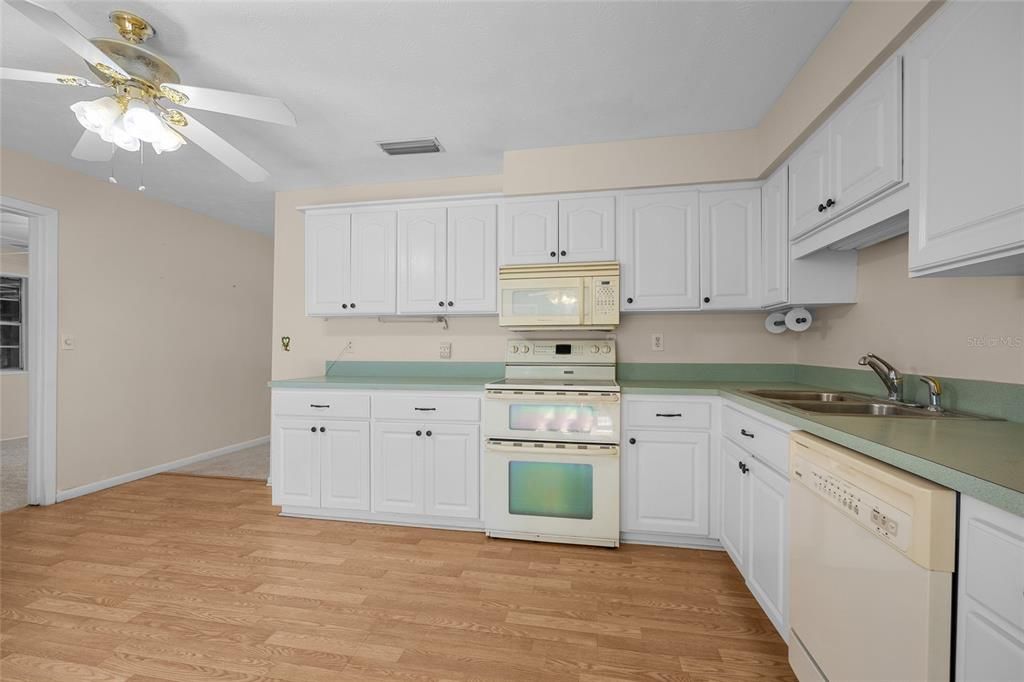 Под контрактом: $224,500 (3 спален, 1 ванн, 1128 Квадратных фут)