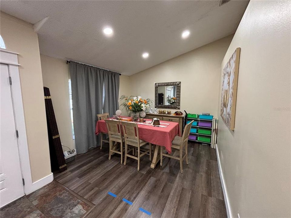 合同活跃: $359,900 (3 贝兹, 2 浴室, 1332 平方英尺)