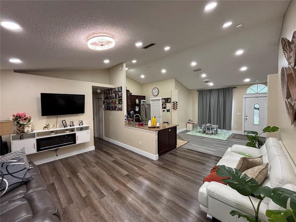 合同活跃: $359,900 (3 贝兹, 2 浴室, 1332 平方英尺)