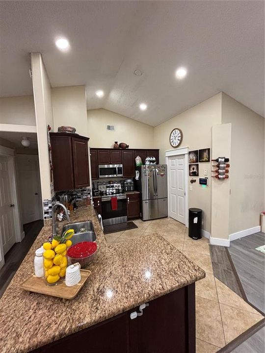 合同活跃: $359,900 (3 贝兹, 2 浴室, 1332 平方英尺)