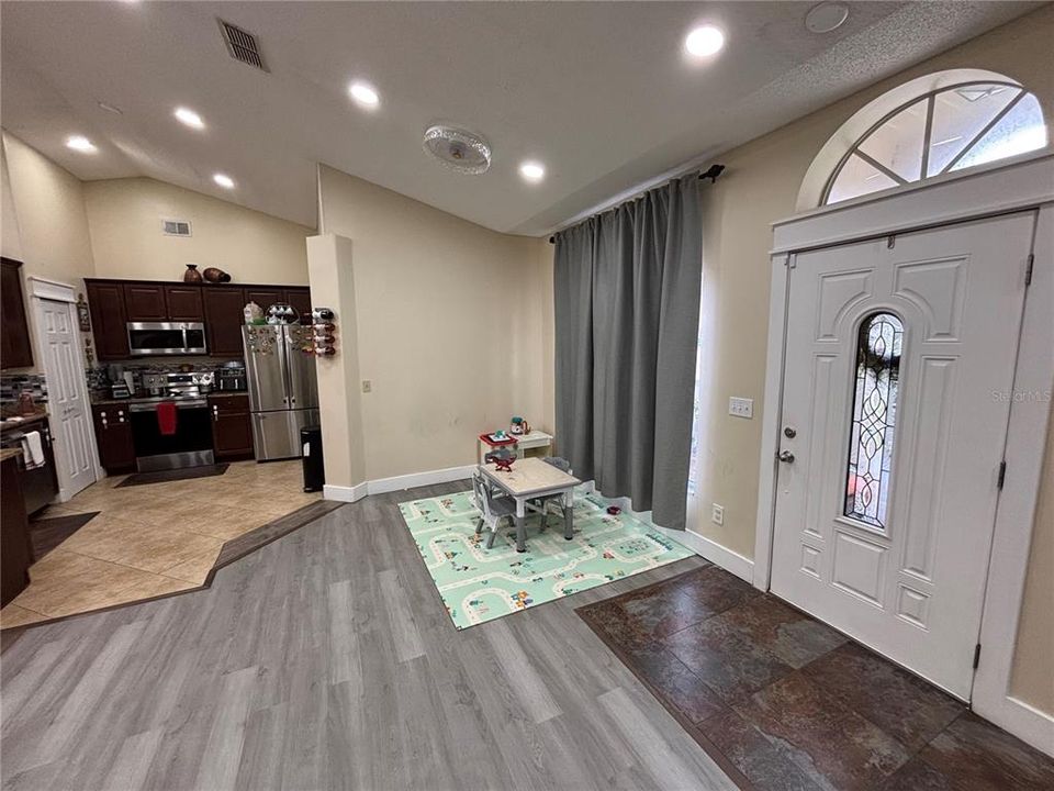 合同活跃: $359,900 (3 贝兹, 2 浴室, 1332 平方英尺)