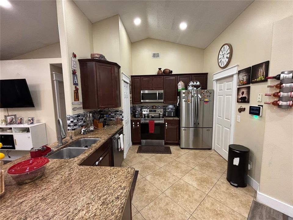 合同活跃: $359,900 (3 贝兹, 2 浴室, 1332 平方英尺)