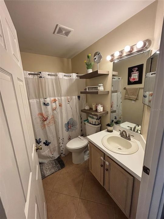 合同活跃: $359,900 (3 贝兹, 2 浴室, 1332 平方英尺)