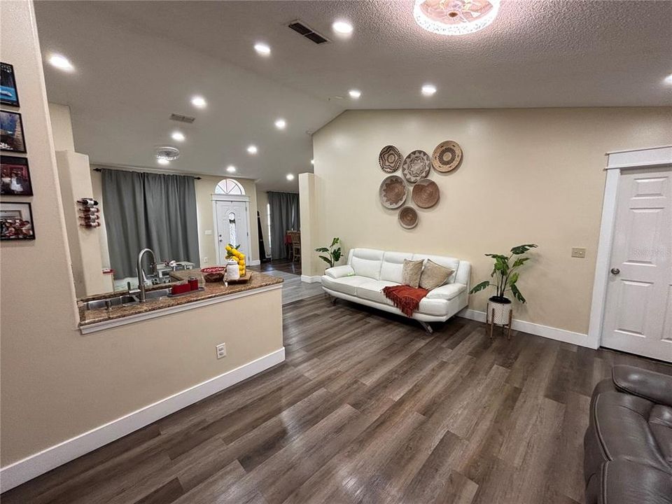 合同活跃: $359,900 (3 贝兹, 2 浴室, 1332 平方英尺)