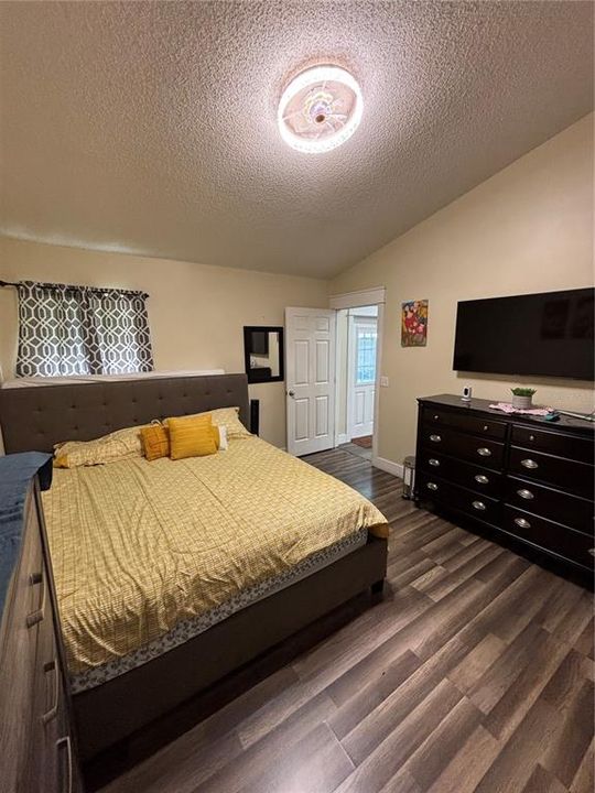 合同活跃: $359,900 (3 贝兹, 2 浴室, 1332 平方英尺)