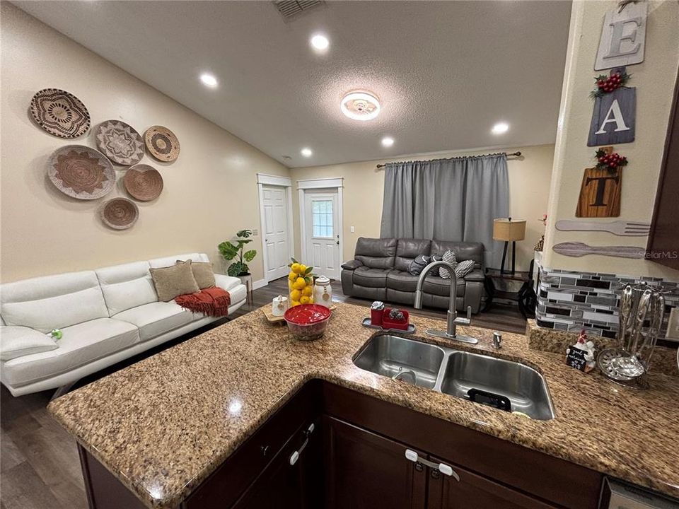 合同活跃: $359,900 (3 贝兹, 2 浴室, 1332 平方英尺)