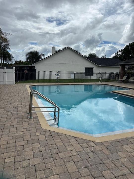 合同活跃: $359,900 (3 贝兹, 2 浴室, 1332 平方英尺)