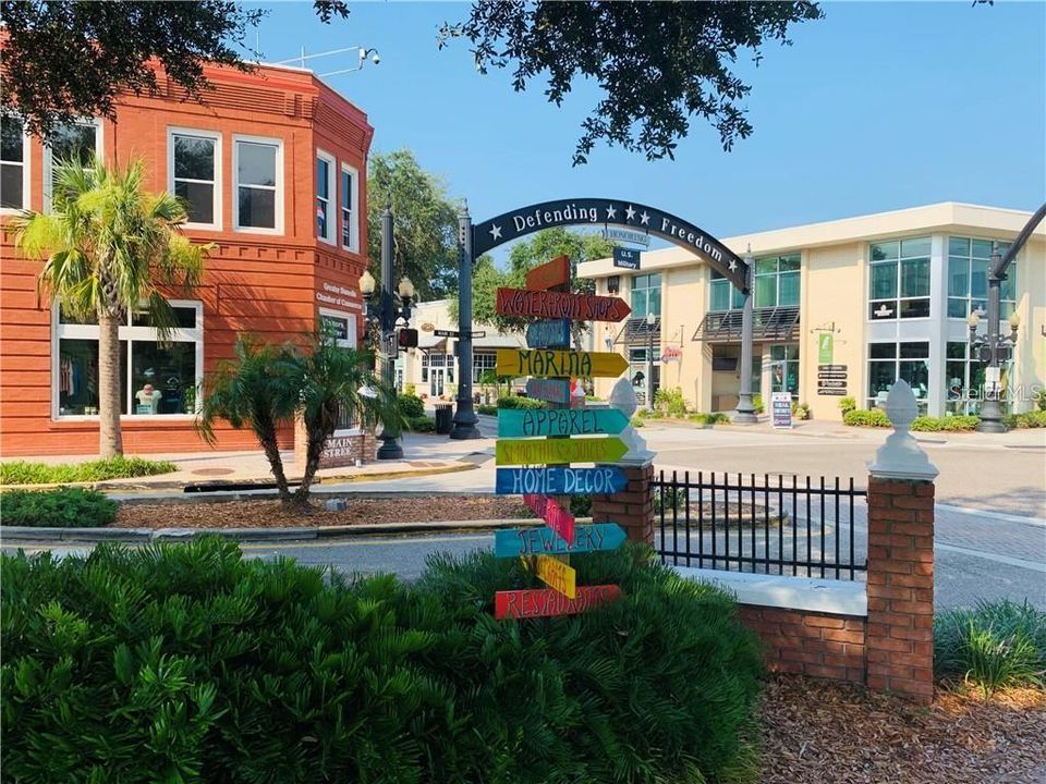 合同活跃: $299,000 (2 贝兹, 2 浴室, 1016 平方英尺)