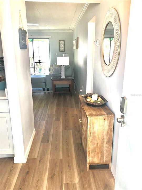 合同活跃: $299,000 (2 贝兹, 2 浴室, 1016 平方英尺)