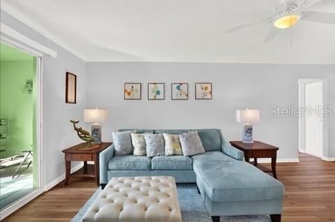 合同活跃: $299,000 (2 贝兹, 2 浴室, 1016 平方英尺)