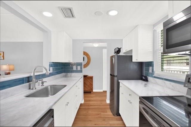 合同活跃: $299,000 (2 贝兹, 2 浴室, 1016 平方英尺)