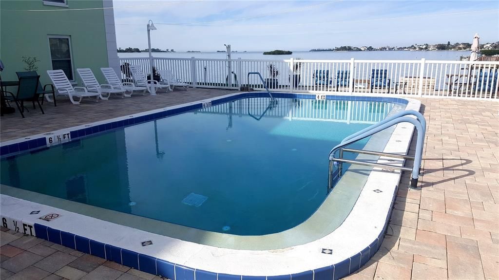 合同活跃: $299,000 (2 贝兹, 2 浴室, 1016 平方英尺)