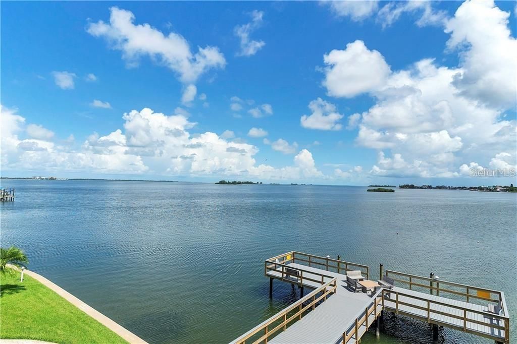 合同活跃: $299,000 (2 贝兹, 2 浴室, 1016 平方英尺)