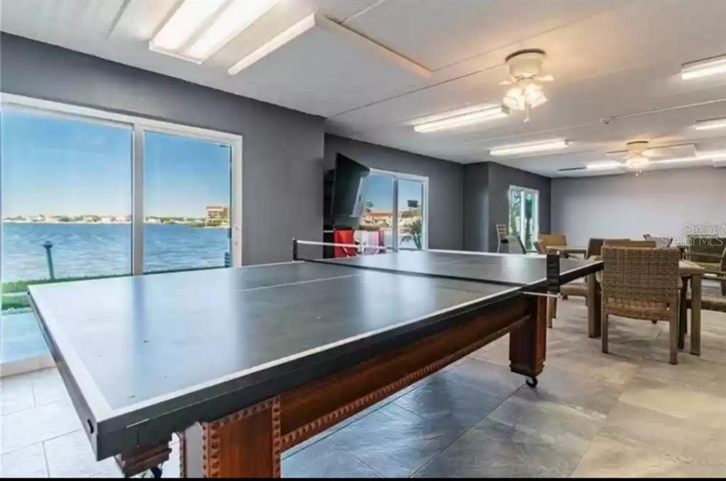 合同活跃: $299,000 (2 贝兹, 2 浴室, 1016 平方英尺)