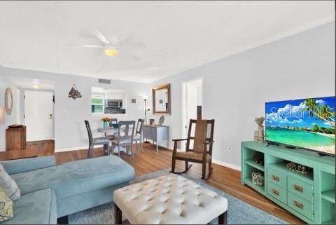 合同活跃: $299,000 (2 贝兹, 2 浴室, 1016 平方英尺)